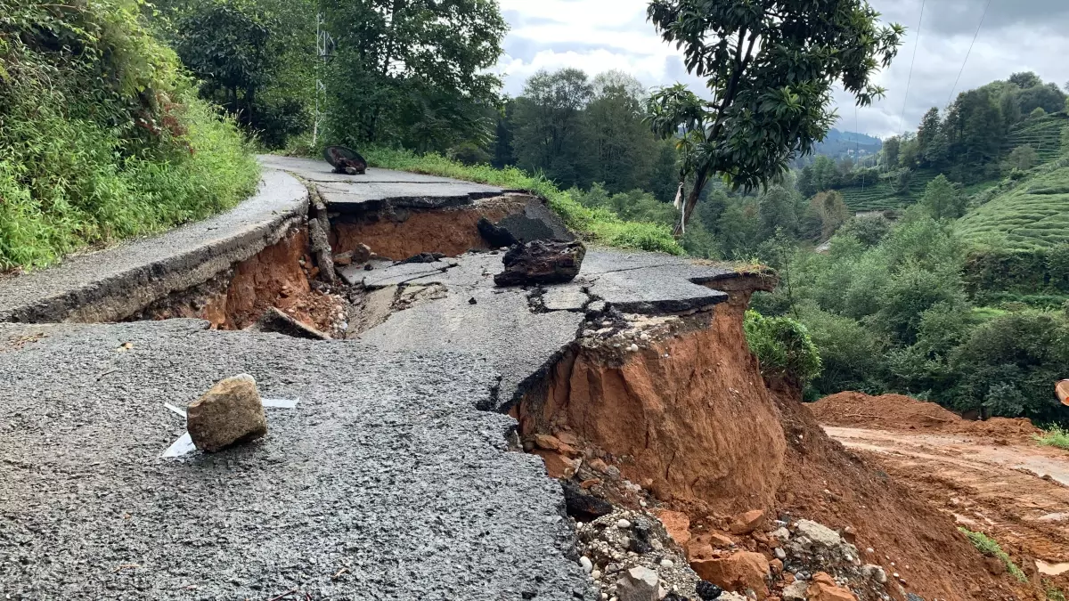 Rize’de Sel, Çay Bahçeleri Su Altında Kaldı