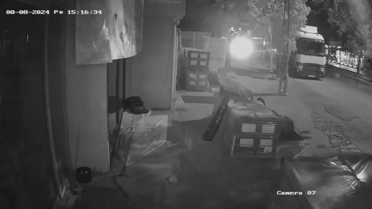 Haraç alamadıkları iş yerlerine böyle saldırdılar!