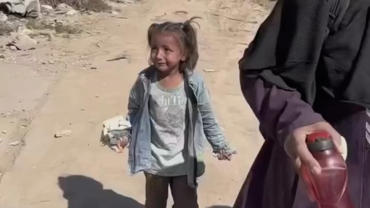 İsrail’in Gazze’de sürgüne zorladığı küçük kız gözyaşlarına boğuldu