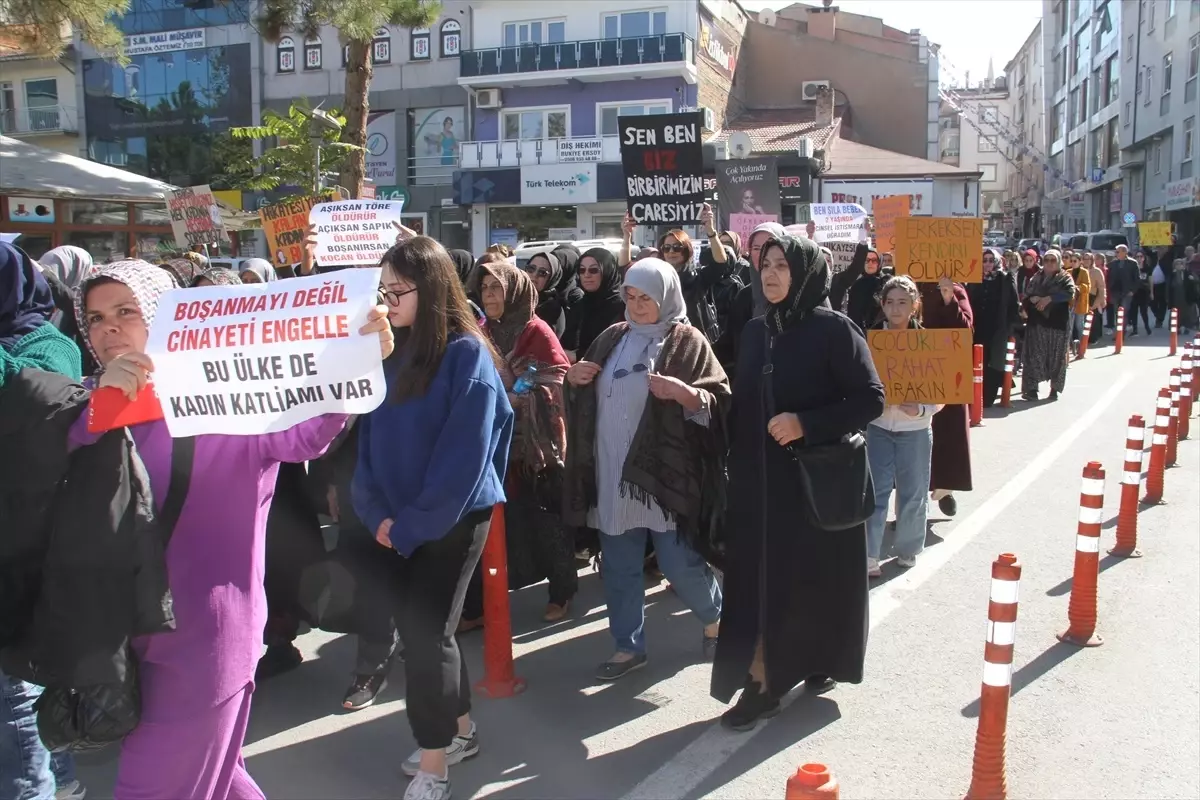 Beyşehir’de Kadın ve Çocuk Cinayetlerine Tepki Yürüyüşü Düzenlendi
