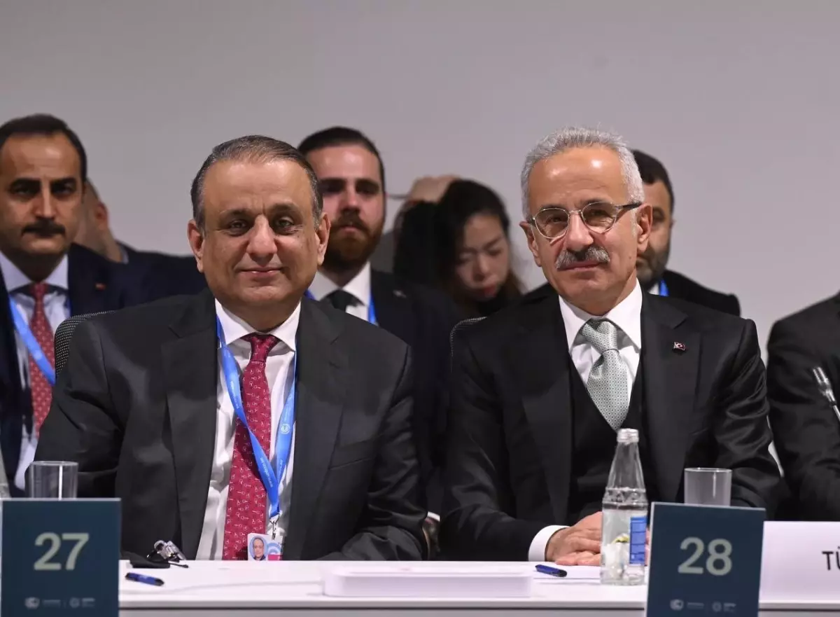 Ulaştırma Bakanı Uraloğlu, Bakü’de Pakistanlı Bakan ile Görüştü