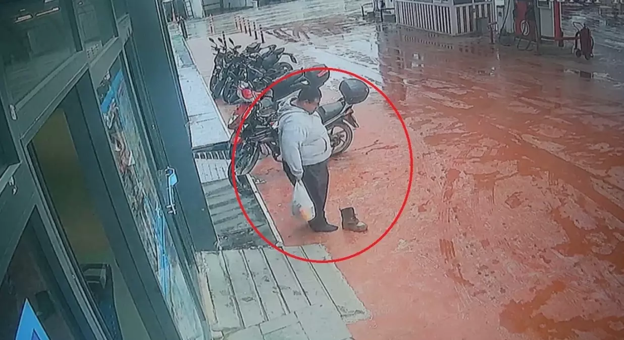 Çamurlu Ayakkabısını Çıkarıp Alışveriş Yaptı