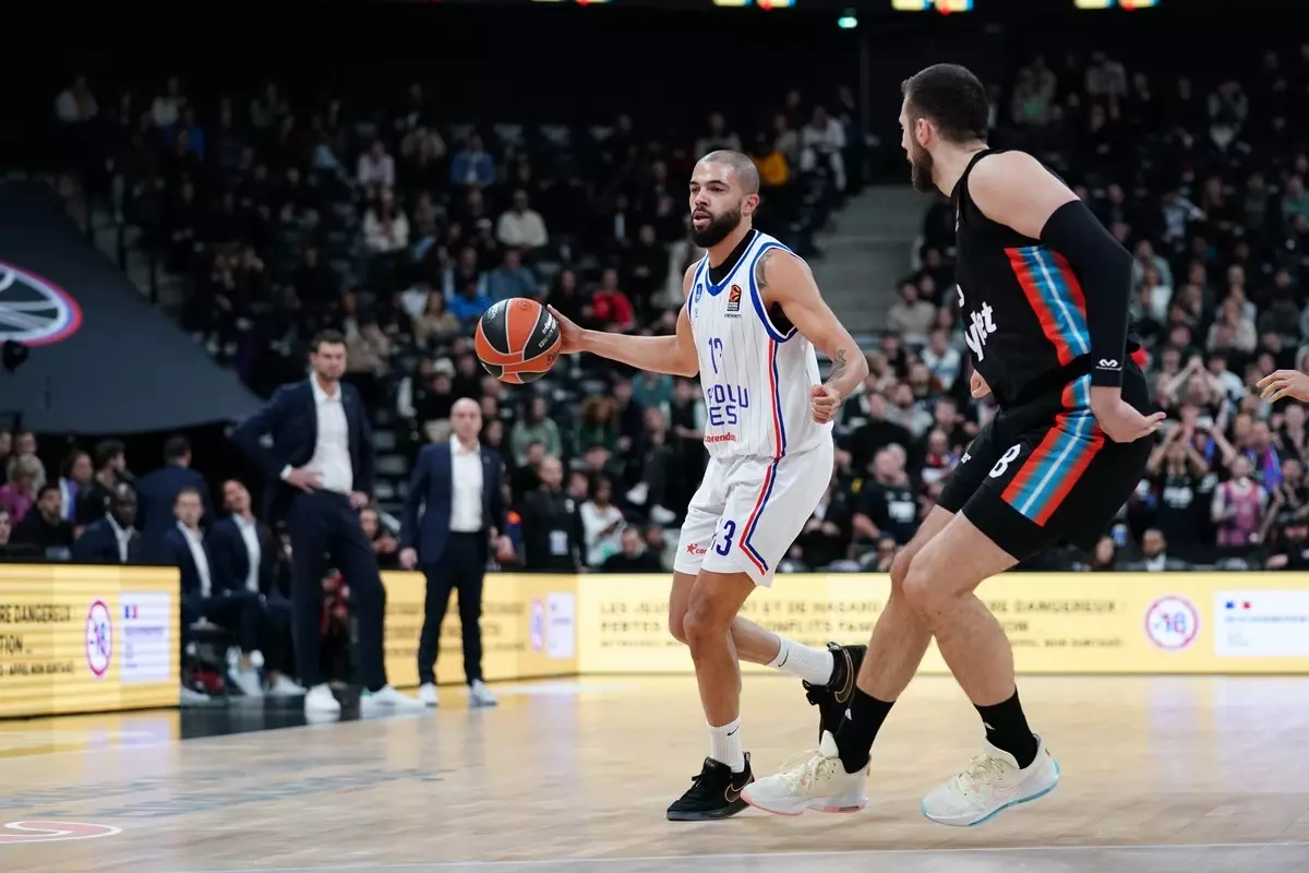Anadolu Efes Fransa’da Paris Basketball’a Yenildi