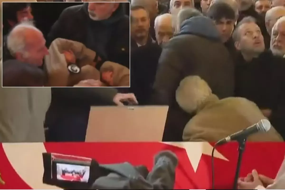 Cenazede hareketli anlar! Ferdi Tayfur’un oğlu yere yığılıp kaldı