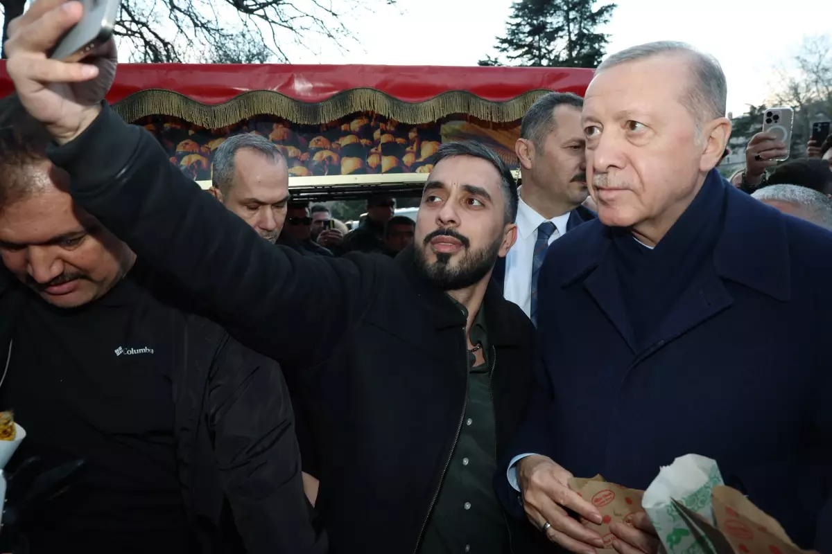 Erdoğan, Sultanahmet’te vatandaşların kandilini kutladı