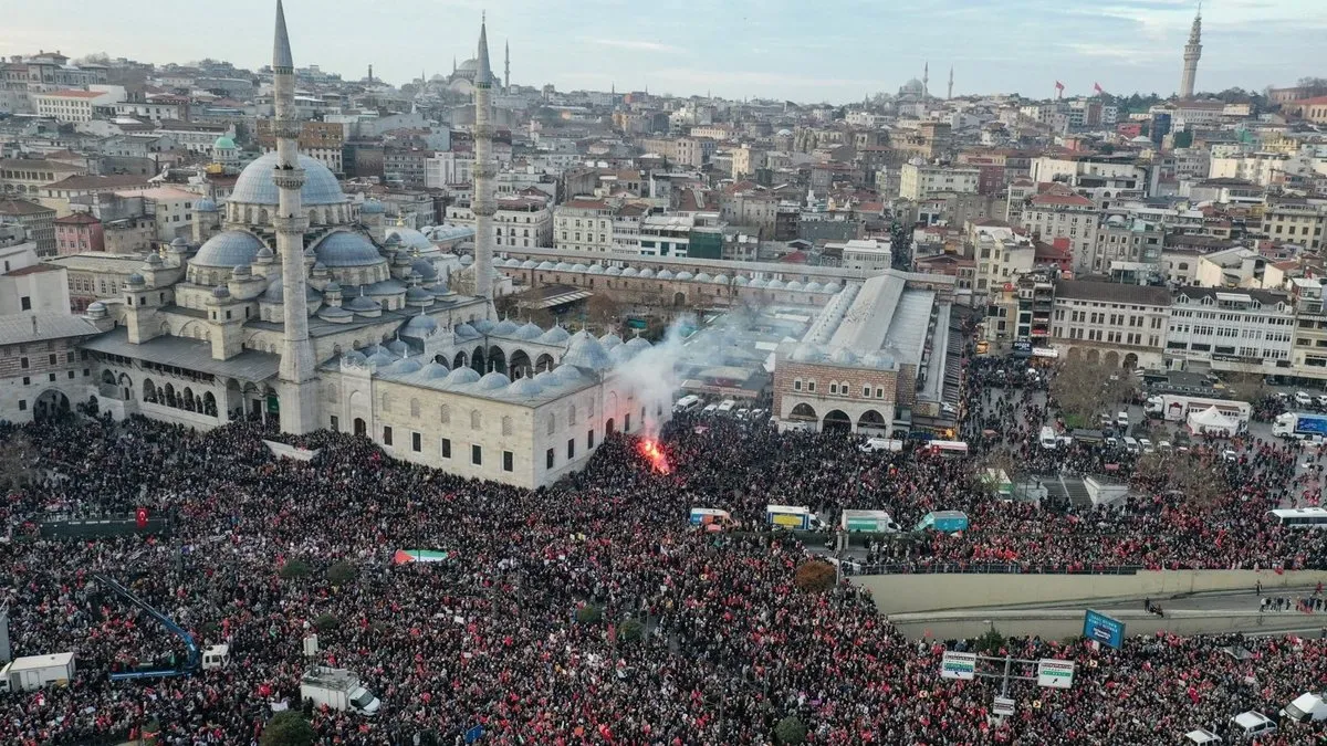 Katil İsrail zulmüne karşı Türkiye tek yürek: Yüzbinler Büyük Filistin Yürüyüşü için Galata Köprüsü’nde buluştu