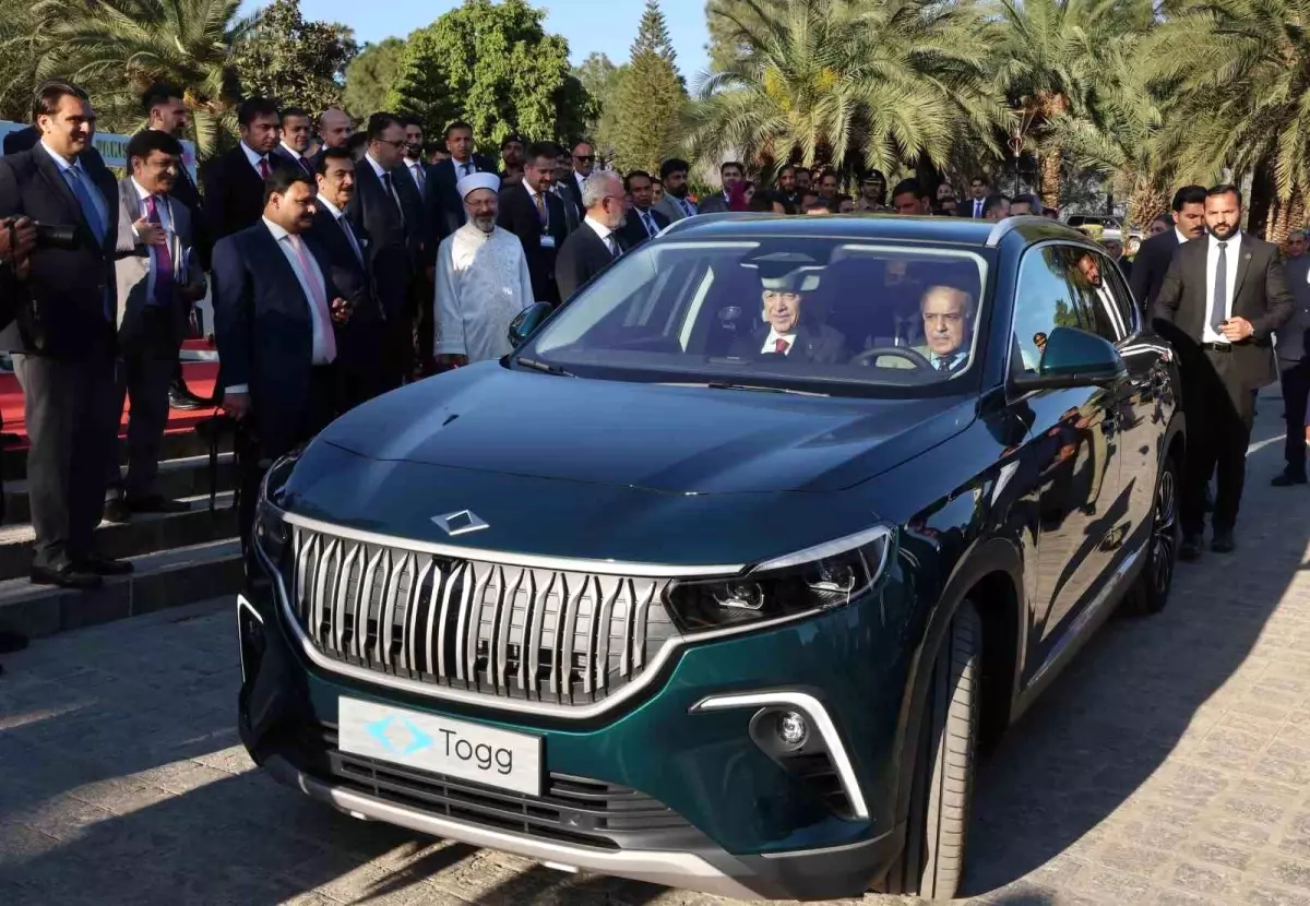 Cumhurbaşkanı Erdoğan, Pakistan Başbakanı Şerif’e Togg aracı hediye etti