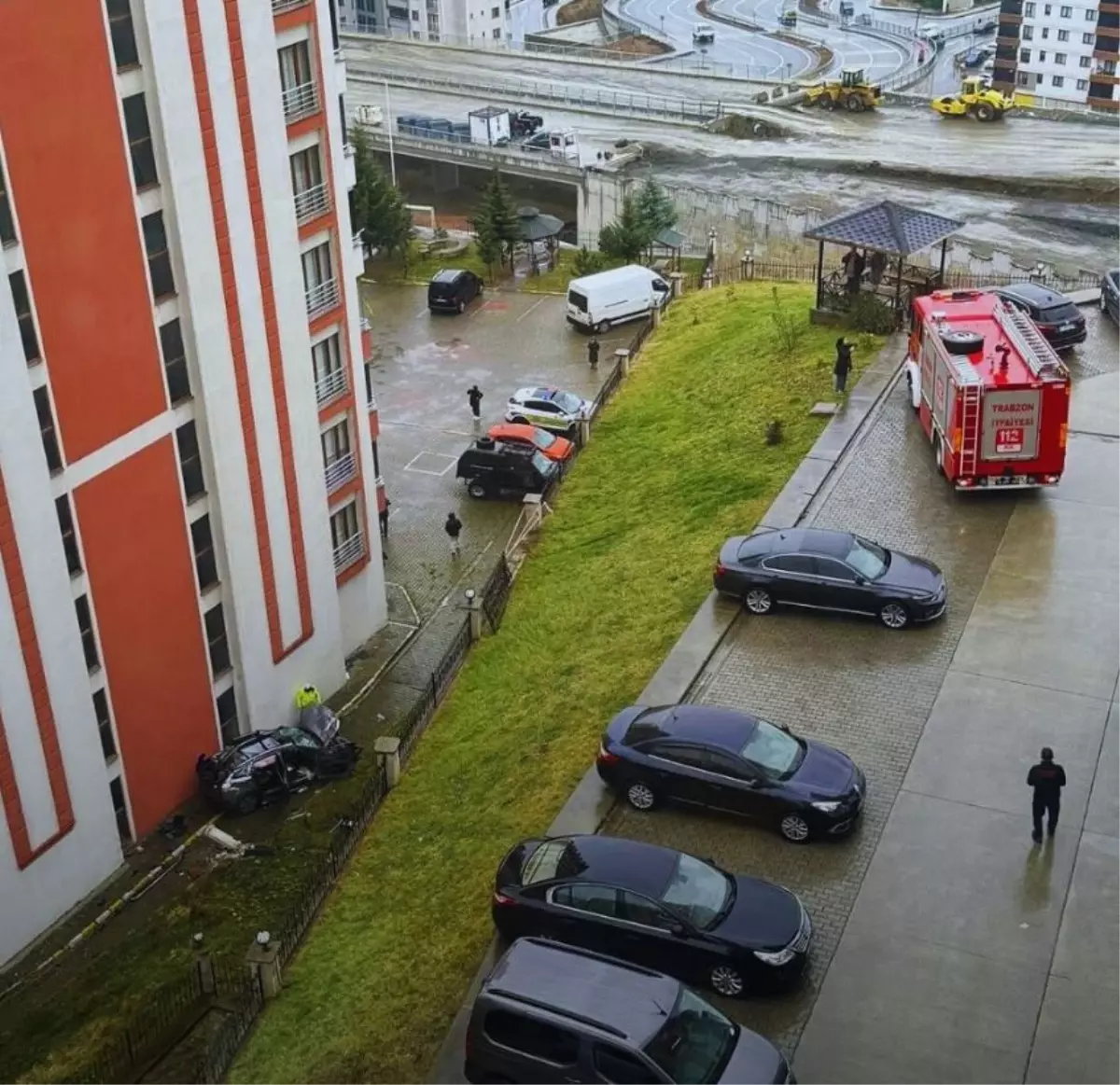 Trabzon’da Otomobil Sitenin Bahçesine Düştü