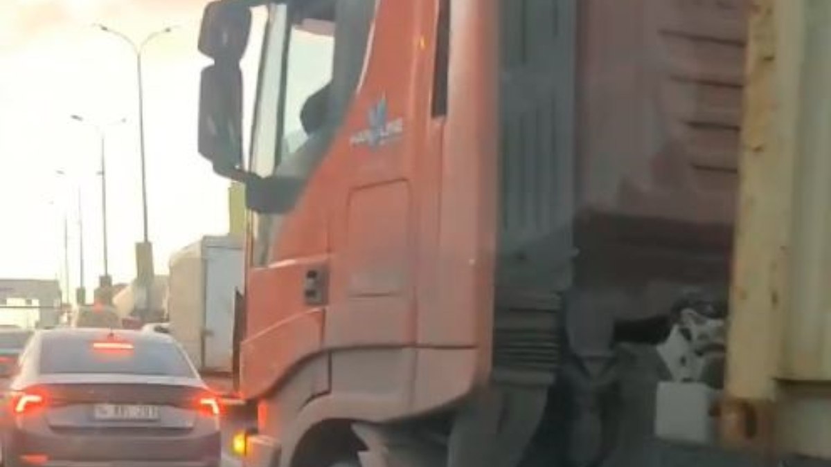 İstanbul’da bir tır şoförü tartıştığı adamın üzerine sürdü: El hareketi çekti